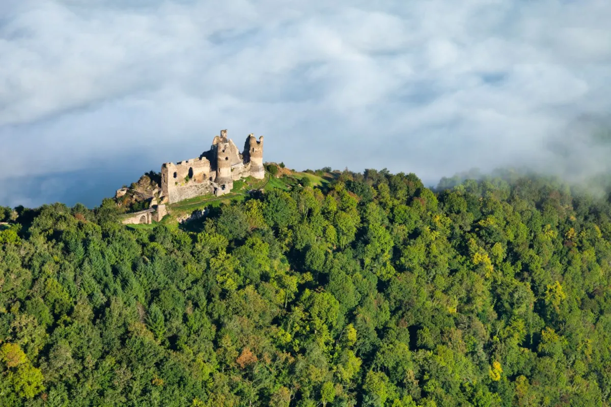 Le Château Rocher, un site spectaculaire surplombant la Sioule