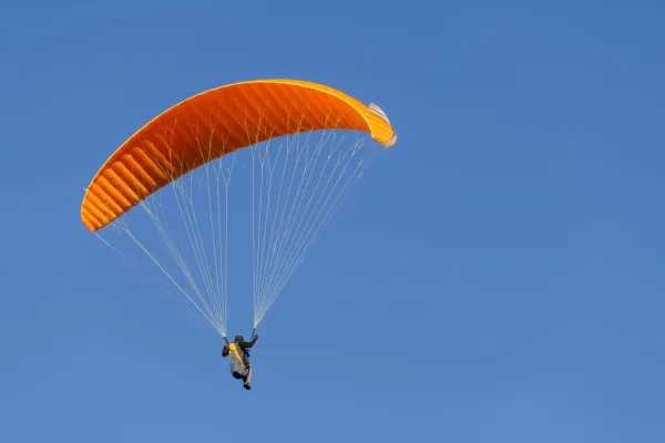 Gleitschirmfliegen am Puy de Dôme – ein einzigartiges Lufterlebnis