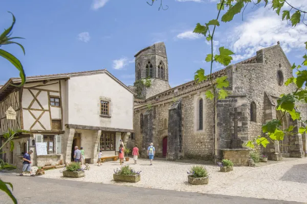 Charroux – ein außergewöhnliches Dorf im Herzen der Auvergne