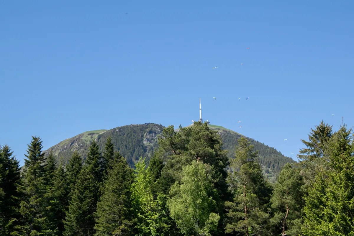 Gravissez le Puy de Dôme, symbole majestueux de l'Auvergne