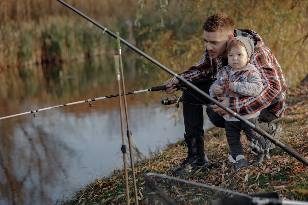 Que faire autour de Clermont-Ferrand ? Les incontournables Père et son enfant pêchant dans la nature