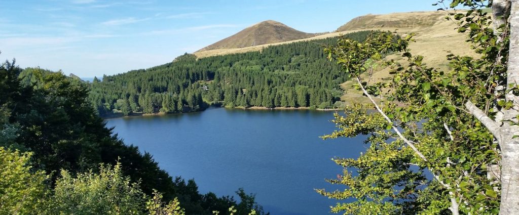 Les plus beaux lacs d’Auvergne pour se détendre et se rafraîchir 6x min