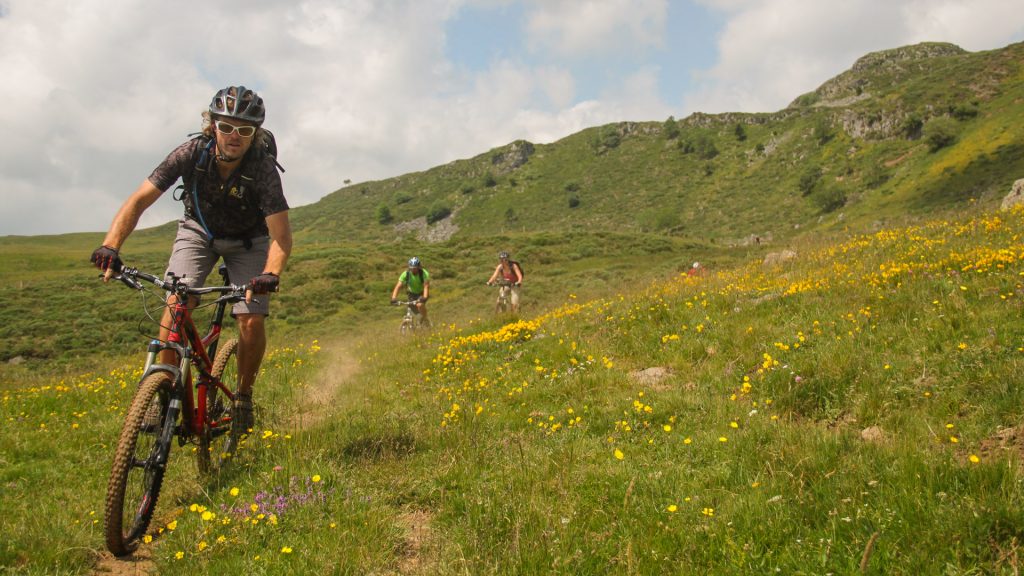 Vacances en Auvergne : une destination idéale toute l’année Vélo en toute saison dans les collines de l'Auvergne
