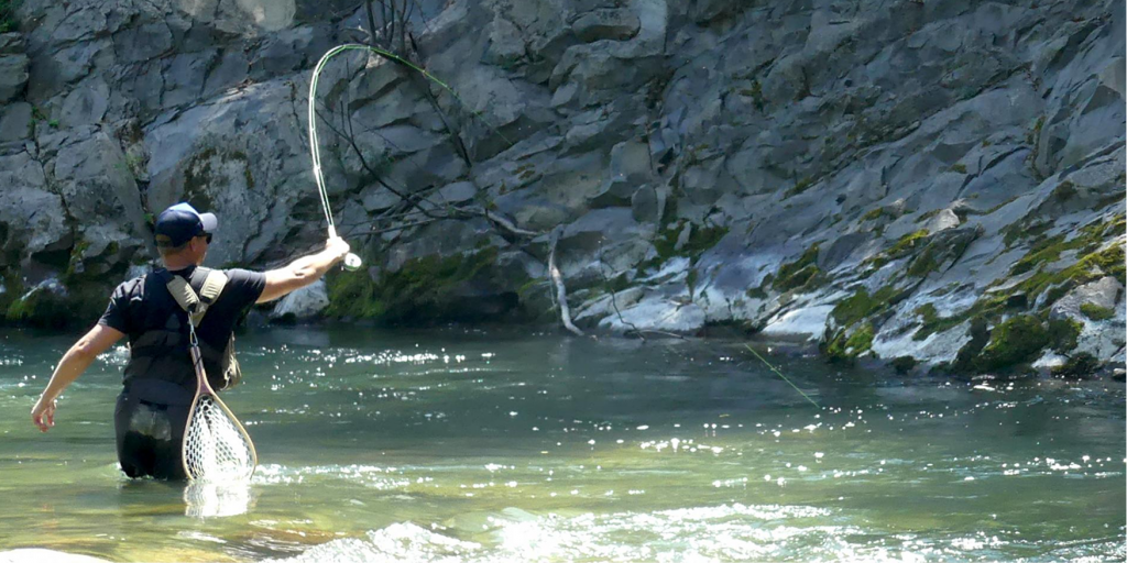 Pêche en Auvergne : un territoire d’exception pour les passionnés Homme pêchant dans une rivière