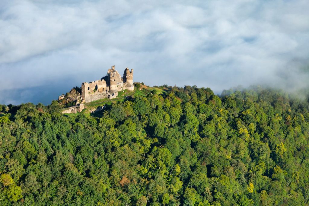 Le Château Rocher, un site spectaculaire surplombant la Sioule château rocher