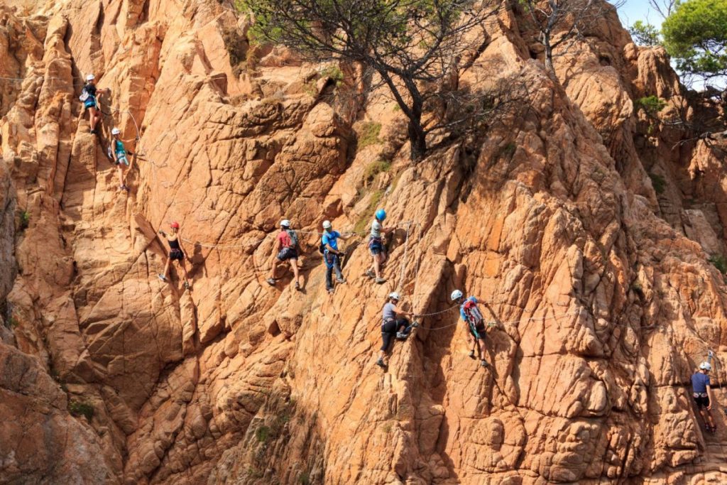 escalade sur un mur rocheux de la via ferrata