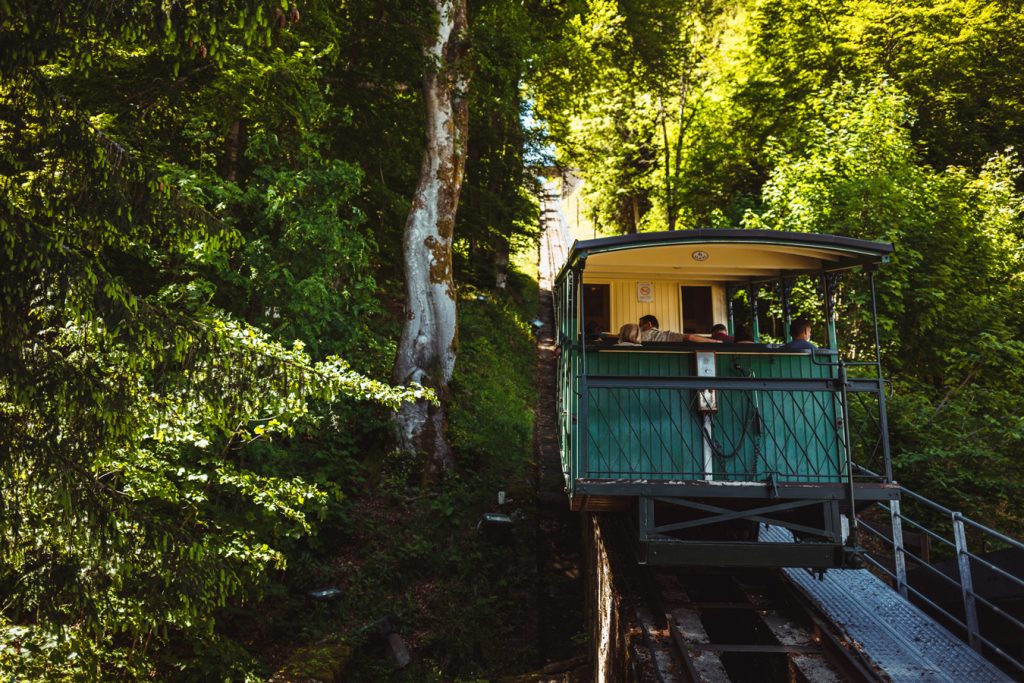funiculaire du capucin dans une pente en forêt