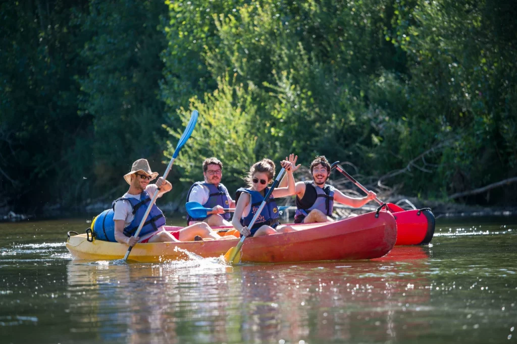 kayak en famille dans la forêt
