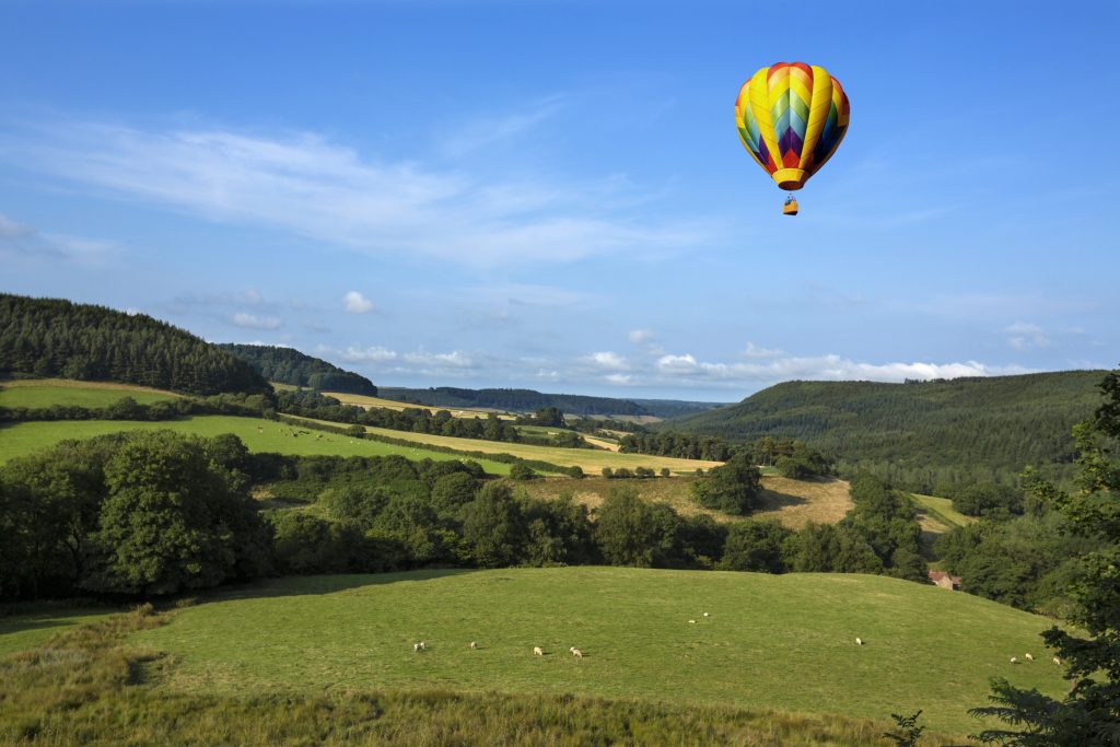 Survolez l’Auvergne en montgolfière, une expérience inoubliable hot air balloon yorkshire dales england