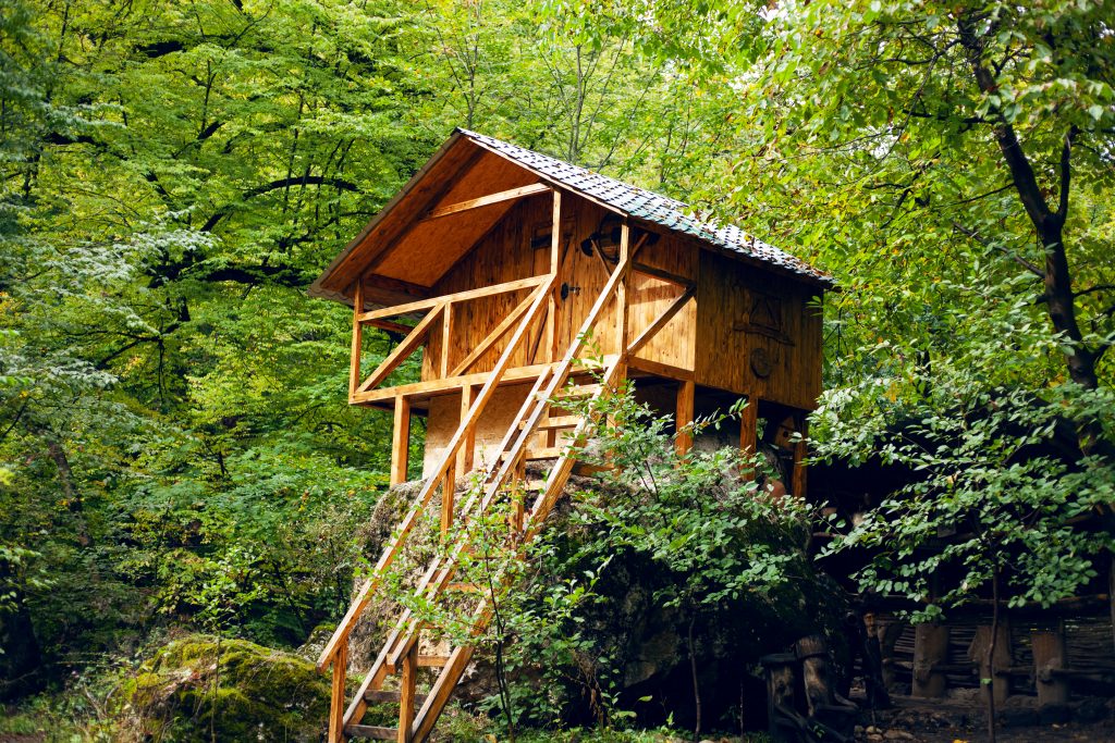 Dormir en cabane ou en bulle, une expérience insolite wooden cabin in the forest in early autumn