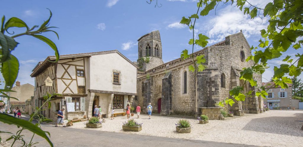 Charroux, un village d’exception au cœur de l’Auvergne Quartier de Charroux