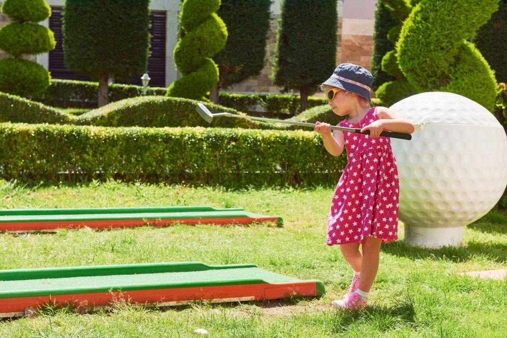 Le mini-golf du Lac d’Aydat, une activité conviviale en plein air Enfant jouant au mini-golf