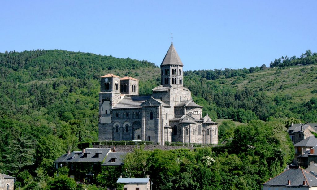 Saint-Nectaire, un village emblématique entre patrimoine et gastronomie Église de Saint-Nectaire