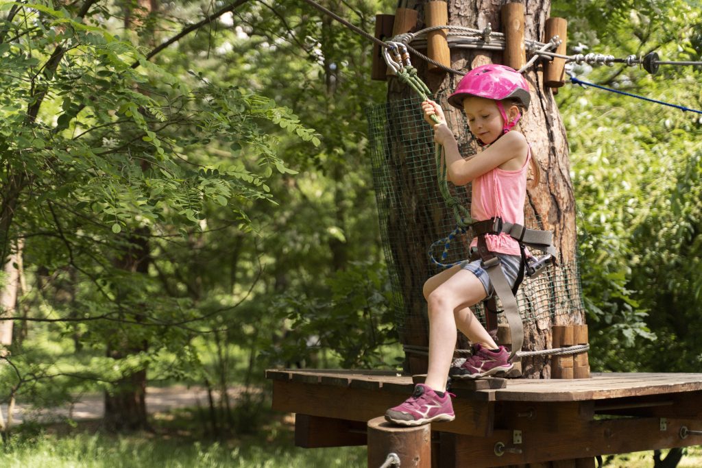 Enfant faisant de l'accro-branche