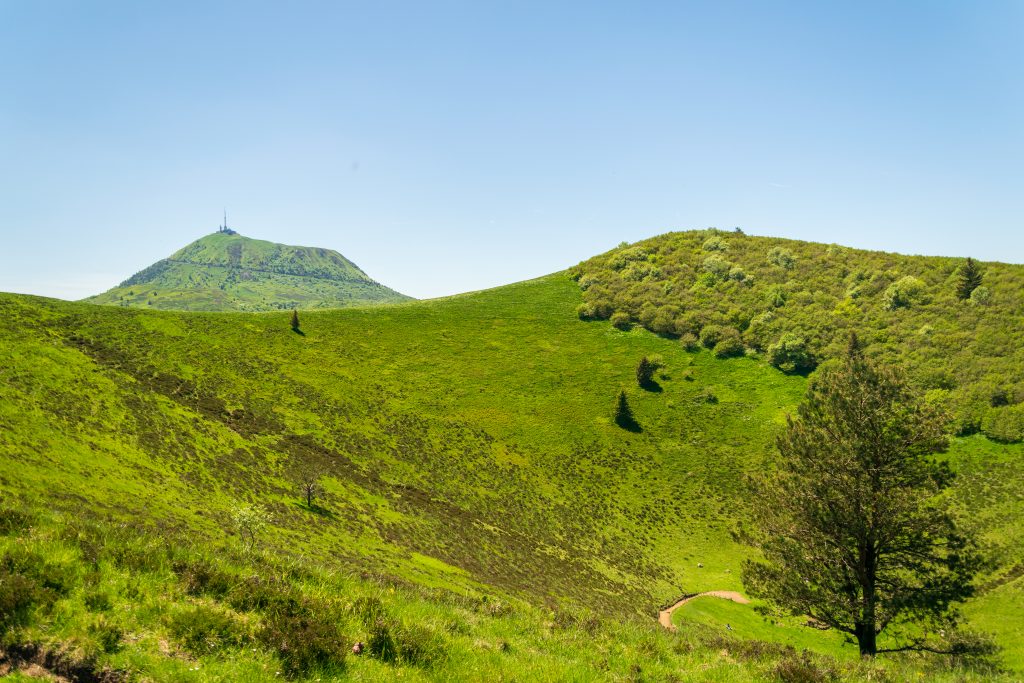 Vacances en Auvergne : nature, volcans, lacs et activités autour des établissements EVANATURE Paysage d'Auvergne avec le Puy-de-dôme en fond