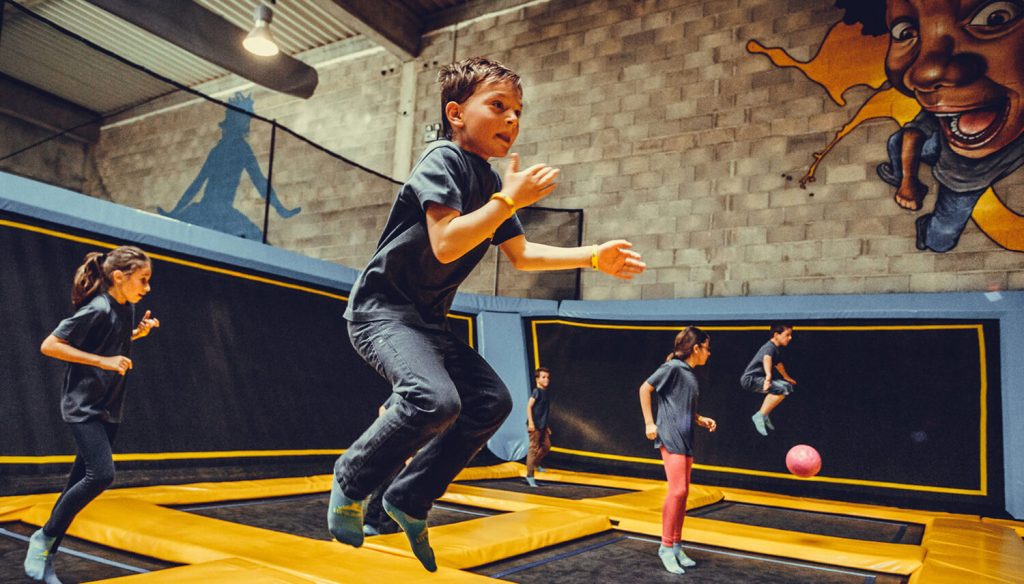 Enfants jouant dans un parc de trampolines