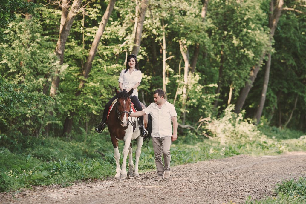 Balades à cheval en Auvergne, une immersion au cœur de la nature Couple à cheval se baladant dans la forêt